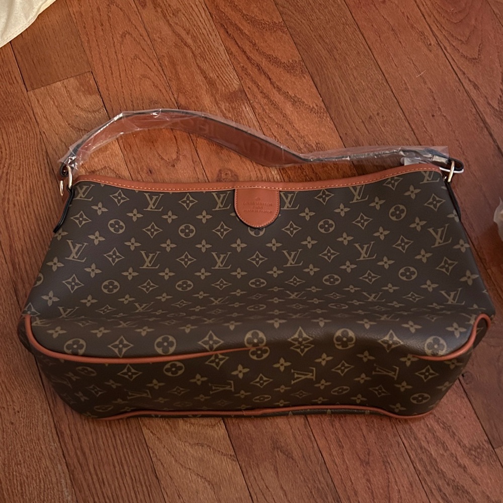 Elegant Shoulder Bag - Brown